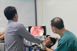 Gắp một con cá rô sống ra khỏi thực quản một bệnh nhân
