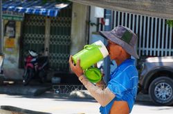 Người lao động miền Trung gồng m&igrave;nh mưu sinh dưới nắng n&oacute;ng đặc biệt gay gắt