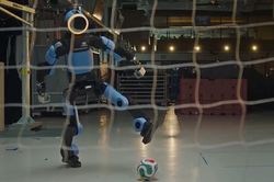 Robot nhân hình Trung Quốc ra sân, tái hiện cú sút phạt đền của Messi và Ronaldo