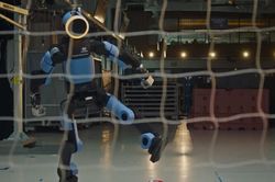 Robot nhân hình Trung Quốc ra sân, tái hiện cú sút phạt đền của Messi và Ronaldo