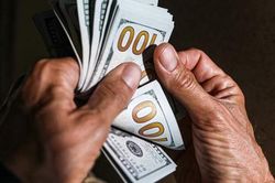 Đang hết tiền, người đàn ông bỗng có 42 tỷ sau một thao tác 'lạ đời'