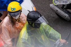 Sau chuỗi ngày nắng nóng, Hà Nội đón mưa lớn đúng giờ cao điểm