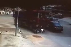 Bị xe tải cuốn v&agrave;o gầm khi đang &ocirc;m cua, người phụ nữ bước ra nguy&ecirc;n vẹn