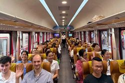 Có gì bên trong tàu chuyên dụng đưa đón y bác sĩ Bệnh viện Bạch Mai?
