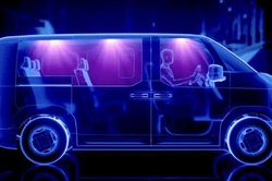 Đ&egrave;n trần &ocirc; t&ocirc; Hyundai diệt vi khuẩn vi&ecirc;m phổi với c&ocirc;ng nghệ tia cực t&iacute;m