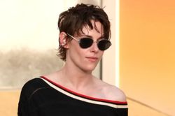 Kristen Stewart gây tranh cãi với cách phối váy cùng quần short