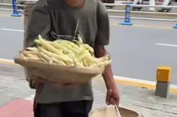 Cụ ông bán rá tre ngủ dưới gầm cầu vì ế hàng, hành động của nữ chủ tiệm khiến nhiều người xúc động