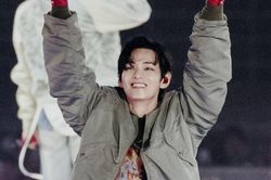 V (BTS) bất ngờ nhắn tin riêng cho fan, gây bão mạng xã hội
