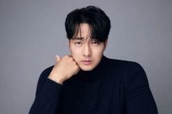 Chuyện gì khiến So Ji Sub vã mồ hôi, phải rút khăn tay ngay trên thảm đỏ?