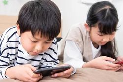 Nỗi lo từ chiếc điện thoại trên tay trẻ em