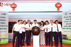 Vận hành 'Đoàn tàu Bạch Mai' đưa đón y, bác sĩ giữa Hà Nội - Ninh Bình
