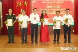 Phường Sầm Sơn trao giải Cuộc thi ch&iacute;nh luận bảo vệ nền tảng tư tưởng của Đảng
