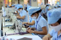 Tăng lương tối thiểu l&ecirc;n 9,8% gi&uacute;p đảm bảo mức sống cơ bản của c&ocirc;ng nh&acirc;n