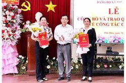 Đảng ủy xã Phú Hữu trao quyết định công tác cán bộ