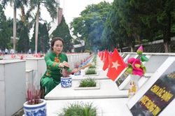 Đoàn công tác tỉnh Bắc Ninh tưởng niệm các Anh hùng liệt sĩ tại tỉnh Tuyên Quang