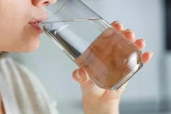 Nguy&ecirc;n tắc uống nước bạn cần biết trong m&ugrave;a nắng n&oacute;ng
