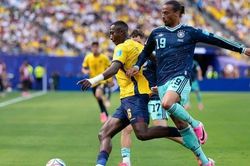 Ngược d&ograve;ng trước 'Cỗ xe tăng Đức', Ecuador rộng cửa v&agrave;o v&ograve;ng knock-out