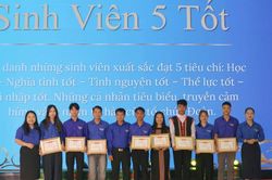 Đo&agrave;n Trường Cao đẳng Gia Lai tuy&ecirc;n dương hơn 90 học sinh, sinh vi&ecirc;n ti&ecirc;u biểu