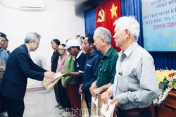 Hội Những người Hàn Quốc yêu Việt Nam tặng sinh kế cho 7 hộ gia đình nạn nhân chất độc da cam/dioxin