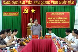 Trưởng Ban Nội chính Tỉnh ủy Tạ Hồng Quang làm việc với Đảng ủy phường Cam Linh