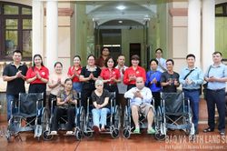 Trao xe lăn, khung tập đi cho nạn nhân chất độc da cam và người khuyết tật