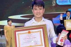 Nam sinh được trao tặng Huân chương hạng Nhất ngay sau kỳ thi tốt nghiệp