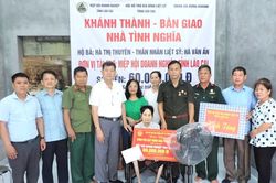 Trao kinh phí hỗ trợ làm Nhà tình nghĩa cho thân nhân liệt sĩ tại xã Hưng Khánh