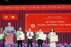 Trao Hu&acirc;n chương Lao động cho c&aacute;n bộ B&aacute;o v&agrave; Ph&aacute;t thanh, Truyền h&igrave;nh L&acirc;m Đồng qua c&aacute;c thời kỳ