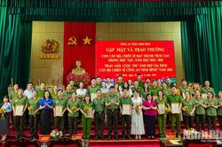 Gặp mặt, trao thưởng cho học sinh tiêu biểu là con cán bộ, chiến sĩ và trao giải Cuộc thi 'Ảnh đẹp gia đình CBCS Công an Ninh Bình'