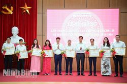 Bế giảng Lớp Trung cấp lý luận chính trị NKH01-25 hệ không tập trung, khóa học 2025-2026