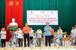 Trao tặng xe đạp cho học sinh có hoàn cảnh khó khăn tại xã Thung Nai
