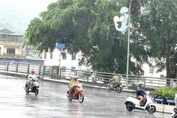 Cảnh b&aacute;o mưa lớn, d&ocirc;ng lốc v&agrave; nguy cơ thi&ecirc;n tai cục bộ