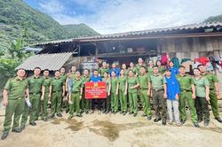 Trao tặng 12 téc nước cho hộ có hoàn cảnh khó khăn xã Cán Tỷ