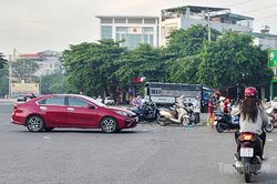 Chợ họp tự phát trên đường gây mất mỹ quan đô thị, tiềm ẩn tai nạn giao thông