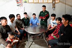Gieo 'hạt giống đỏ' nơi bản l&agrave;ng bi&ecirc;n giới