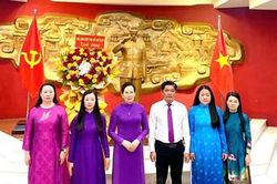 Dâng hoa tưởng niệm Chủ tịch Hồ Chí Minh