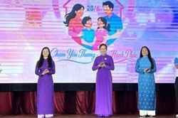 'Chạm yêu thương - Xây hạnh phúc' tôn vinh giá trị gia đình Việt