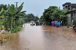 Nhiều tuyến đường Tuyên Quang ngập sâu, sạt lở sau mưa lớn