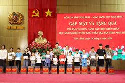 Ninh Bình trao 3 nhà tình nghĩa, tặng hơn 1.000 mũ bảo hiểm, 90 xe đạp cho học sinh nghèo