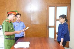 Phú Thọ: Khởi tố người phụ nữ dùng vòi xịt gây thương tích cho người bán rau