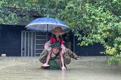 Công an Cao Bằng xuyên đêm bám địa bàn hỗ trợ người dân vùng lũ