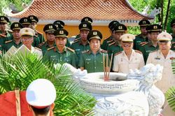Bộ C&ocirc;ng an tổ chức d&acirc;ng hoa, d&acirc;ng hương tại Khu di t&iacute;ch lịch sử An ninh Khu V
