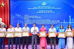 Nhân lên những bông hoa đẹp trong vườn hoa thi đua yêu nước