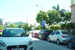 Phố Nguyễn Văn Lộc mất mỹ quan vì xe đỗ bừa bãi