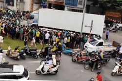 &Aacute;p lực giao th&ocirc;ng gia tăng, nguy cơ tai nạn lu&ocirc;n r&igrave;nh rập