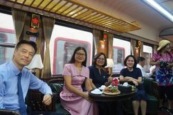 C&aacute;n bộ, b&aacute;c sỹ Bạch Mai thảnh thơi đi l&agrave;m tr&ecirc;n tuyến t&agrave;u mới nối thẳng cơ sở 2