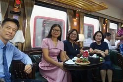 Cán bộ, bác sỹ Bạch Mai thảnh thơi đi làm trên tuyến tàu mới nối thẳng cơ sở 2