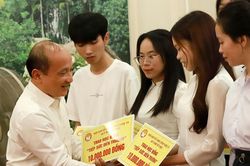 Hội Khuyến học Nghệ An trao 410 triệu đồng học bổng cho 41 sinh viên nghèo học giỏi