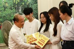 Hội Khuyến học Nghệ An trao 410 triệu đồng học bổng cho 41 sinh viên nghèo học giỏi
