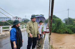 Ph&oacute; Chủ tịch UBND tỉnh Ho&agrave;ng Văn Thạch kiểm tra t&igrave;nh h&igrave;nh mưa lớn, ngập lụt